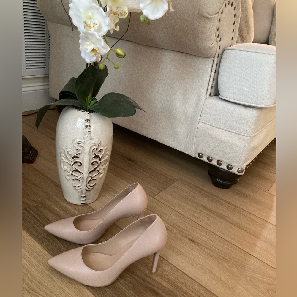 Stuart Weitzman Cream Heels - Picture 13 of 16